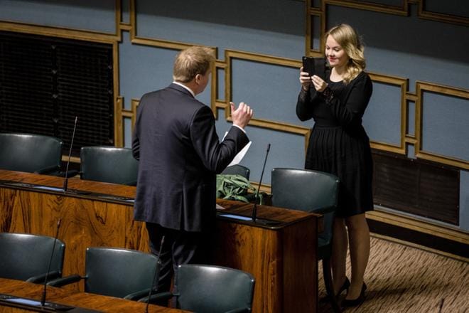Antti Kaikkonen pääsi Katri Kulmunin kuvattavaksi eduskunnassa. KUVA: JOEL MAISALMI