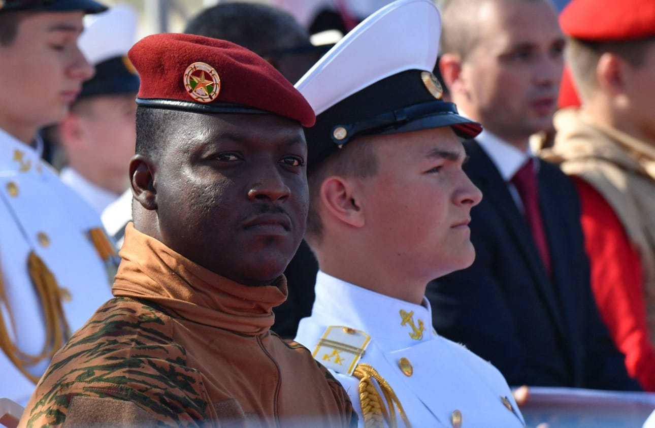 Länsiafrikkalaisen Burkina Fason vallassa oleva sotilasjuntta sanoo estäneensä vallankaappausyrityksen. Kuvassa juntan johtaja Ibrahim Traore (vas.). LEHTIKUVA/AFP