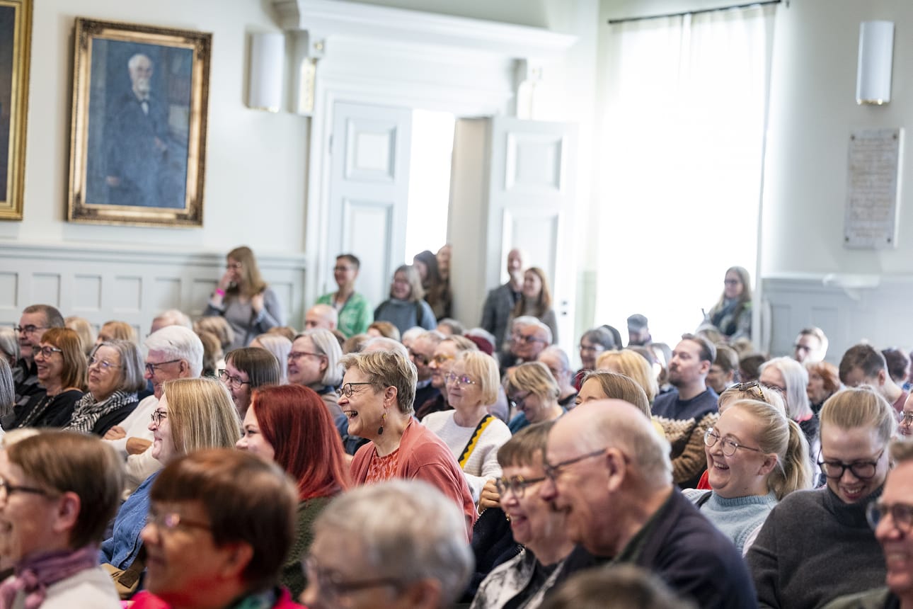 Oulun kolmansilla kirjamessuilla lauantaipäivän tunnelma oli tiivis ja myös hyväntuulinen.