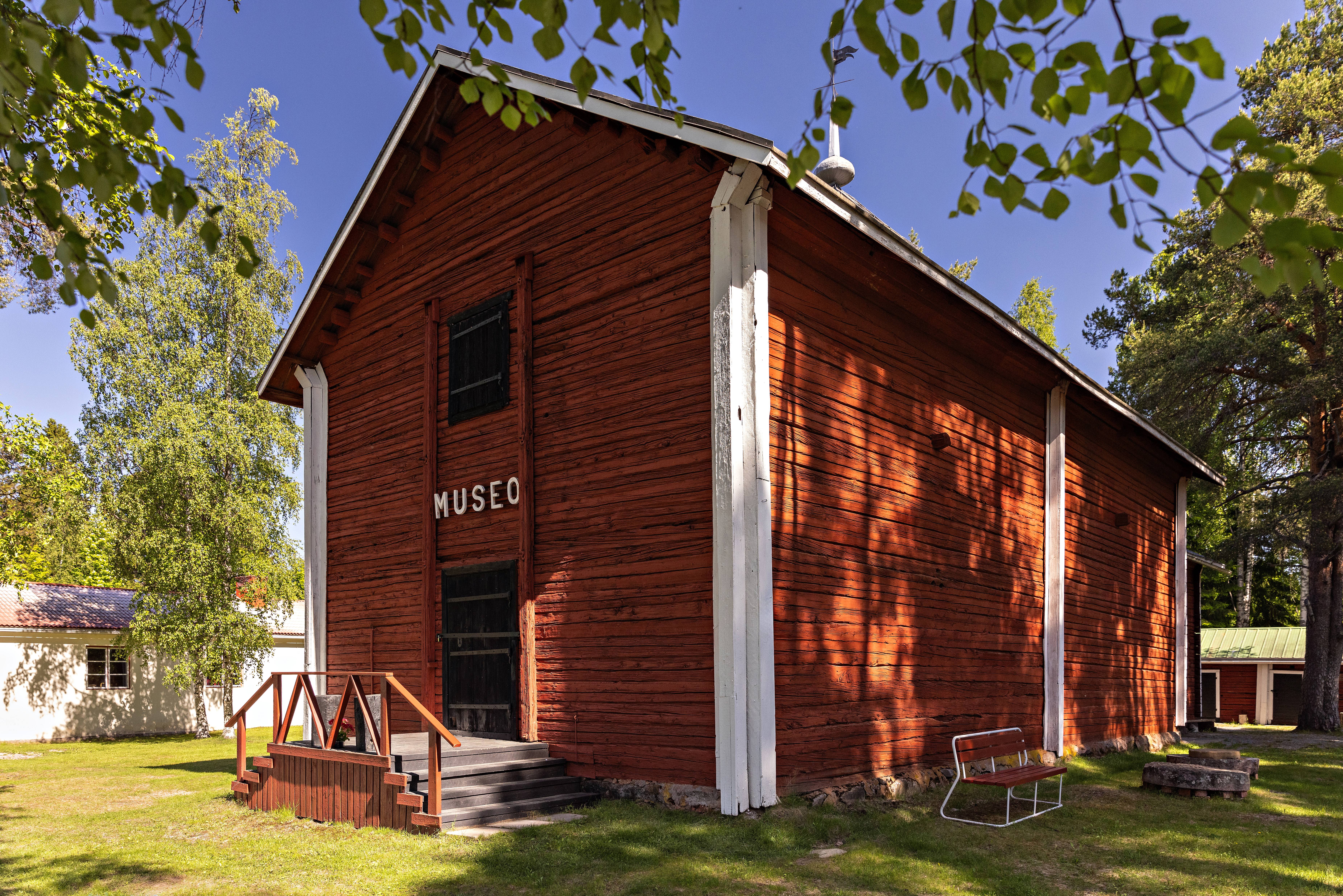 Rokua Geoparkin alueella löytyy kattavasti nähtävää ja koettavaa. Kuvassa Muhoksen kotiseutumuseo, joka toimii vanhassa lainajyvämakasiinissa.
