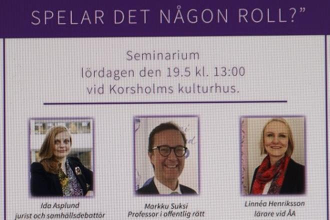 Mustasaaren aikuisopiston yleisötilaisuuden pääteemana on hallintokieli. Opisto on varautunut tilanteen ryöstäytymiseen käsistä ohjeistamalla Ida Asplundia siitä, mikä on tilaisuuden pääaihe.