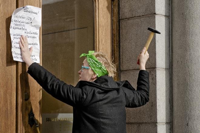 Saana Lavaste sanoo, että maailma ja arvot muuttuvat koko ajan. Kuva: Joel Maisalmi