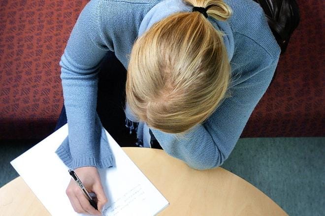 Työntekijän valitseva esimies ei tiedä työnhakijan henkilötietoja ennen haastattelutilannetta.