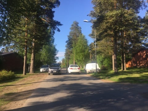 Oululaismies suivaantui keskiviikkona, kun Ahmalantiellä jaettiin pysäköintivirhemaksuja tien viereen pysäköinnistä. Lain mukaan pysäköinti on sallittua katualueella. "Kun näin pysäköidään, keskeltä ei mahdu kulkemaan", mies sanoo.