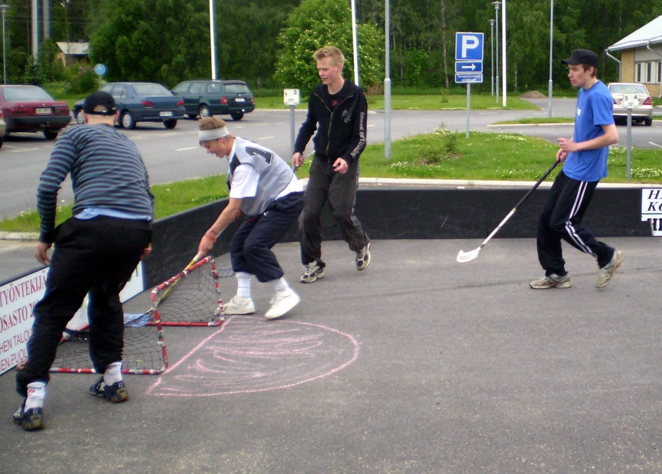 Katusähly on salibandyn ulkoilmaversio. Lajin taitajien voi seurata lauantaina Halpa-Hallin parkkialueella. Team Tempon järjestämä turnauspäivä kestää aamuyhdeksästä iltaseitsemään.