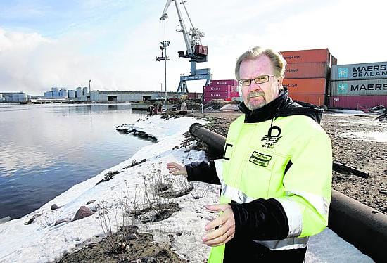 Tähän se tulee, Oritkarin satamajohtaja Kari Himanen näyttää paikkaa, johon nousee Ruotsin liikenteelle suunnattu satamaterminaali.
