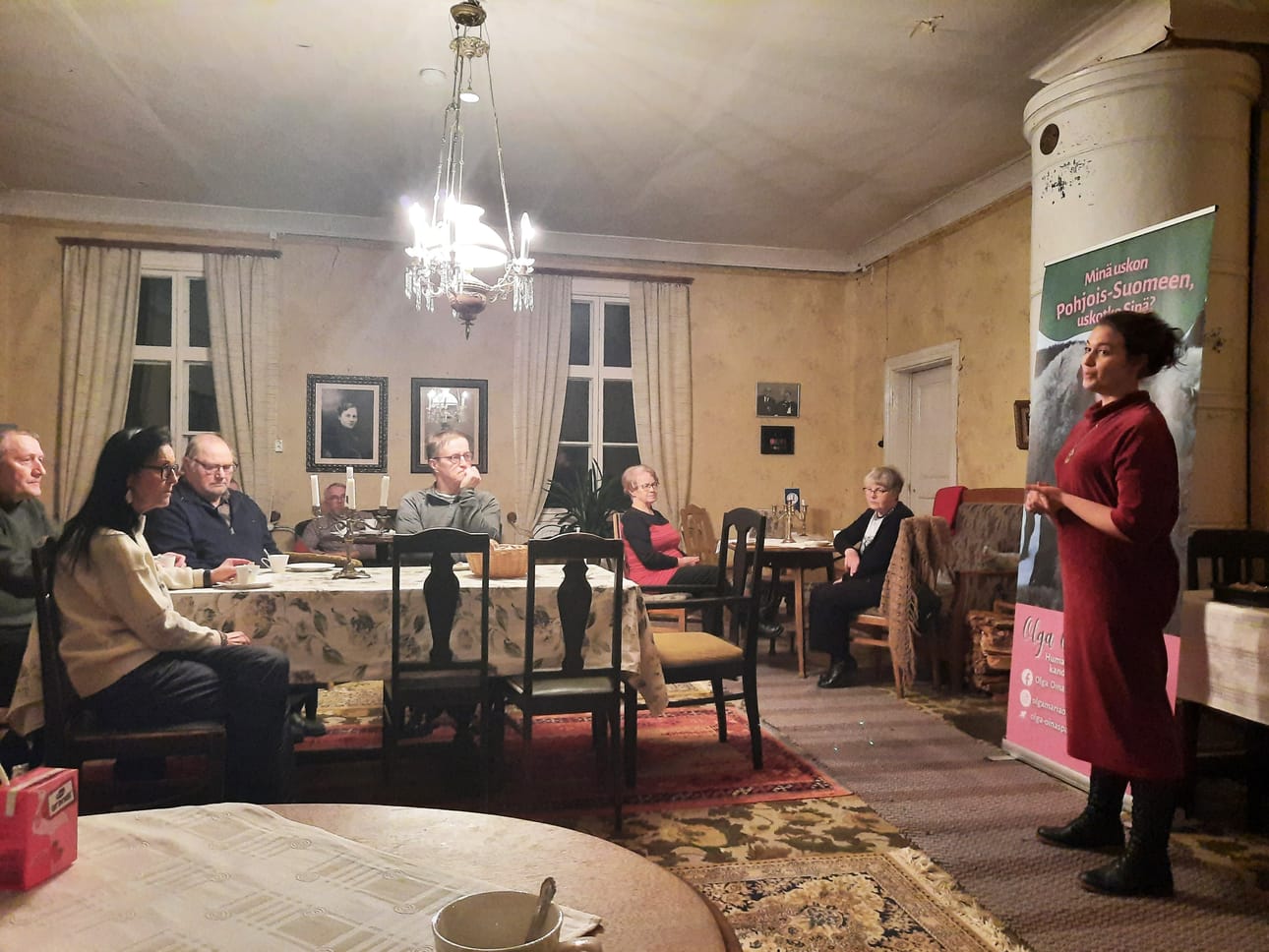 Hirvaskosken kartanossa Olga Oinas-Panuma sai kuulijansa innokkaaseen keskusteluun viime viikon keskiviikkona.