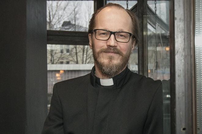 Helsinkiläinen pappi Kai Sadinmaa vihkii jo samaa sukupuolta olevia pareja. Helsingin hiippakunnan tuomiokapituli antoi hänelle vakavan moitteen. KUVA: MEERI UTTI