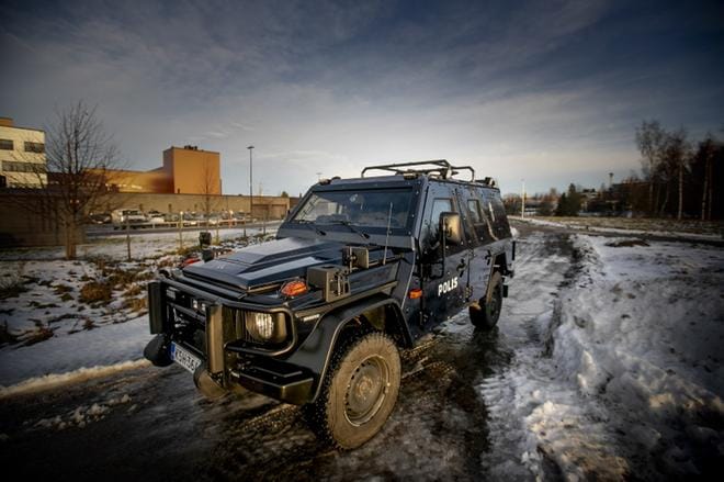 Aluesyyttäjän mukaan lapualaismies ampui varsijousella vähintään kolmesti kohti poliisin kuljettamaa panssarimersua. Kertaalleen syytetyn epäilleen ampuneen kohti kiinni ottavia poliiseja, jotka valmistautuivat sisälle menoon piiritetyn ulko-oven takana. 5,4 tonnia painavan Hevissä on panssarikuoren lisäksi poliisin tavanomainen varustus. Arkistokuva: Jaakko Elenius