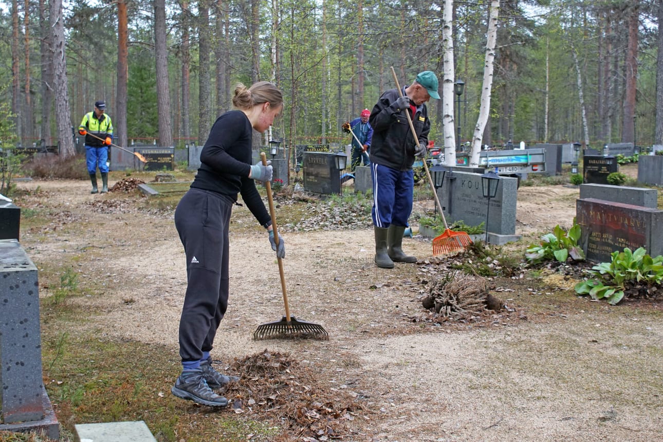 Toukokuussa päästään Pudasjärvellä keräämään hyötyliikuntaminuutteja haravoimalla. Tässä talkoillaan muutama vuosi sitten Sarakylän hautausmaalla.