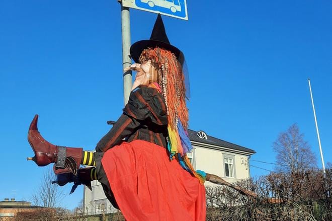Hilpeä näky bussipysäkillä. Tuulia Designin pääsiäisnoita saa hymyn tosikonkin kasvoille. KUVA: MARIANNE LÄHDE