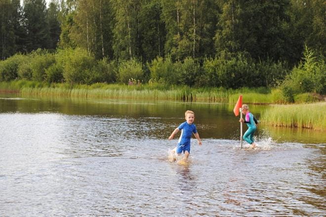 Nurmolaiset Luukas Hippi, 5, ja Lenni Ruuska, 4, ottivat ilon irti kahluuosuudesta. Eivät he malttaneet olla käymättä samalla uimassakin. KUVAT: EEVA-LIISA KULJU