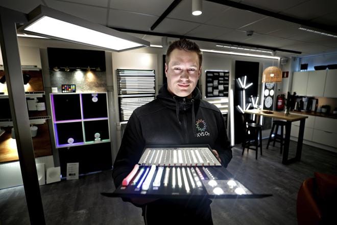 KVS Oy:n toimitusjohtaja ja valaistussuunnittelija Jukka Asp esittelee led-mallisalkkua, jossa on erilaisia led-nauhoja ja muutama yksittäinen teholedi. KUVA: Tomi Kosonen