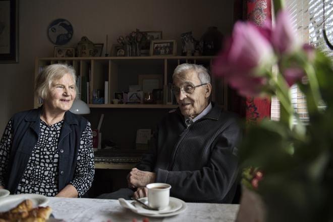 Sirkka Liinaharja-Nieminen ja Erkki Nieminen aloittavat jokaisen aamunsa yhteisellä aamiaisella. Molemmista on ihanaa, että kotona on joku joka odottaa. KUVA: Lassi Puhtimäki