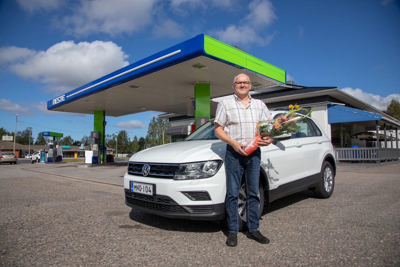Raahelainen Esko Ukura voitti Neste K:n Autojahti-arvonnassa itselleen Volkswagen Tiguanin.