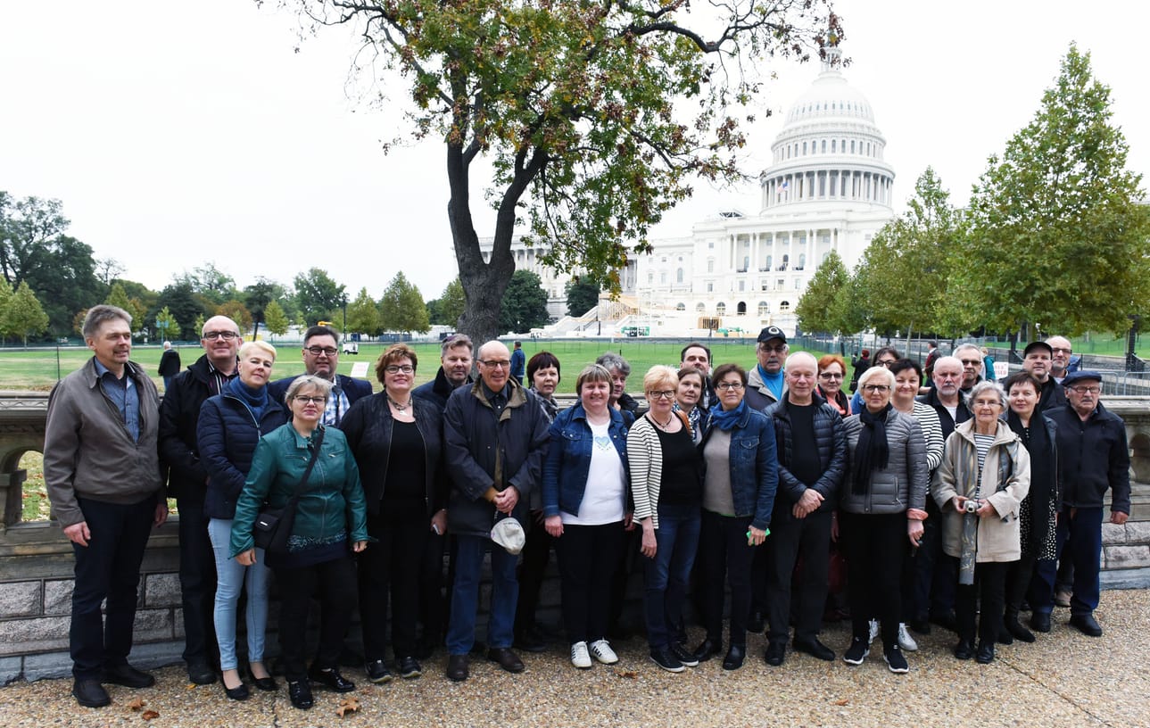 Matkalaiset kokoontuivat yhteiskuvaan Washingtonissa.