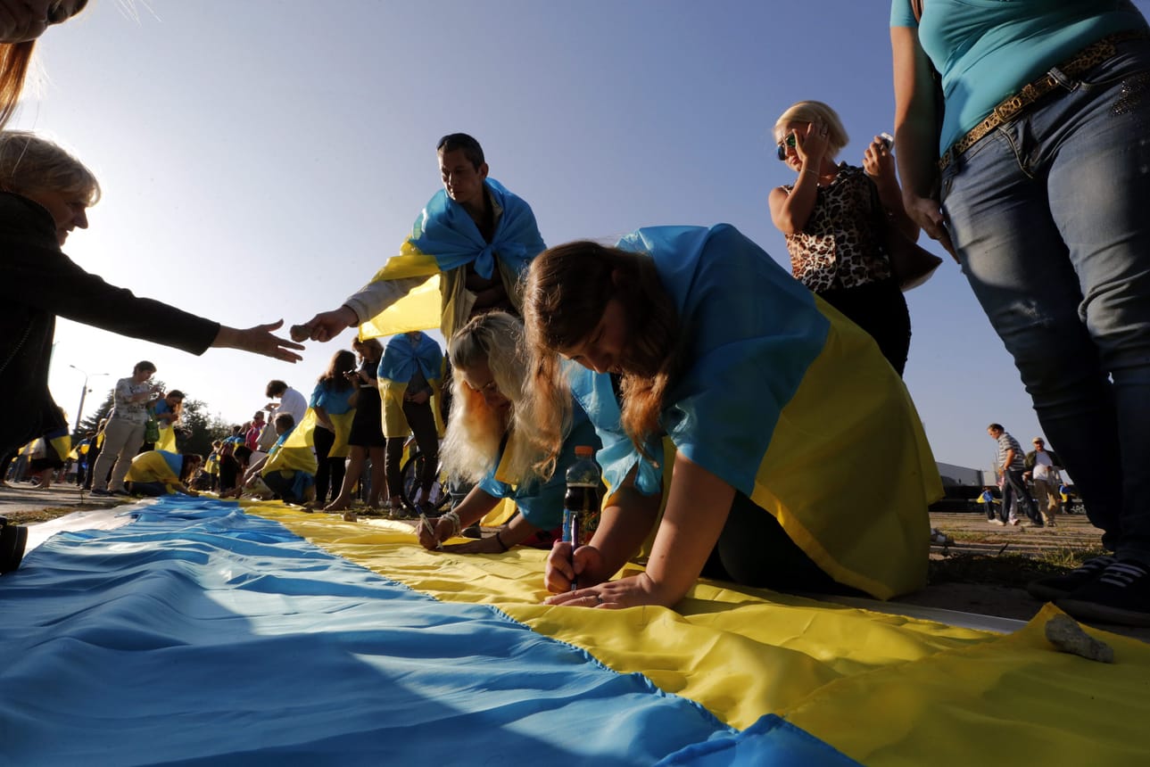 Itä-Ukrainassa sijaitsevassa Mariupolissa osoitettiin lauantaina mieltä rauhan puolesta. Pitkittynyt Ukrainan kriisi on lisännyt suomalaisten Venäjä-pelko.