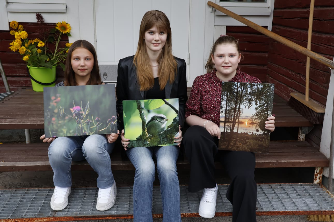 Eveliina Hölsömäki, Moona Hakala ja Kerttu Korpi palkittiin viime viikon keskiviikkona Mäenpään kylätalolla.