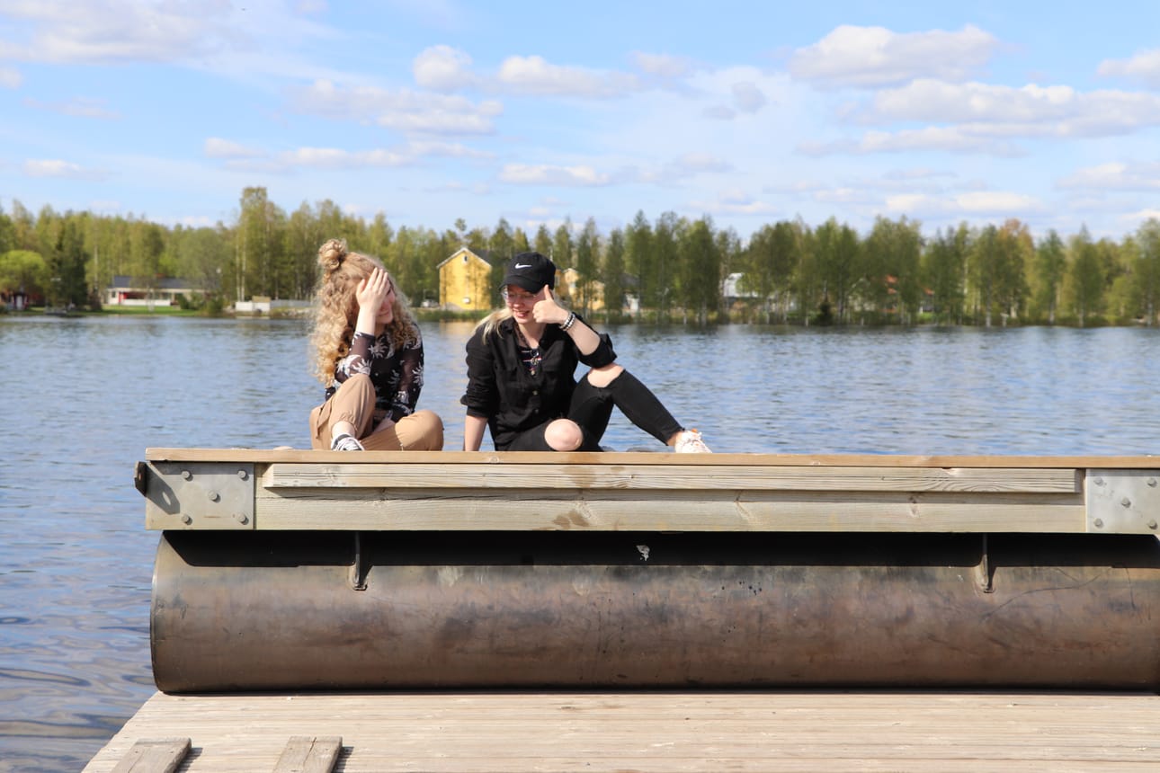 Anni Perätalo (vas.) ja Johanna Pekkala nauttivat yhdessä kesäisestä päivästä.