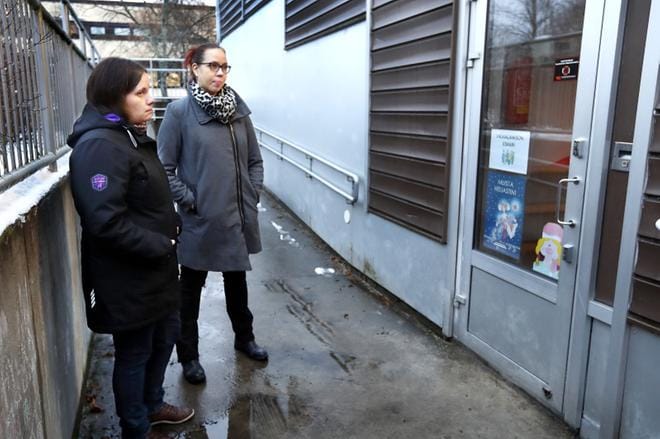 Sanna-Kaisa Kotala ja Piia Rannanjärvi sekä muut Valkialaakson esikoululaisten vanhemmat ovat huolissaan rakennuksen sisäilmasta. Ryhmässä on 16 lasta ja noin puolet heistä oireilee. Lisäksi tiloissa on koululaisten iltapäivätoimintaa. KUVA: JOUKO HÄNNINEN