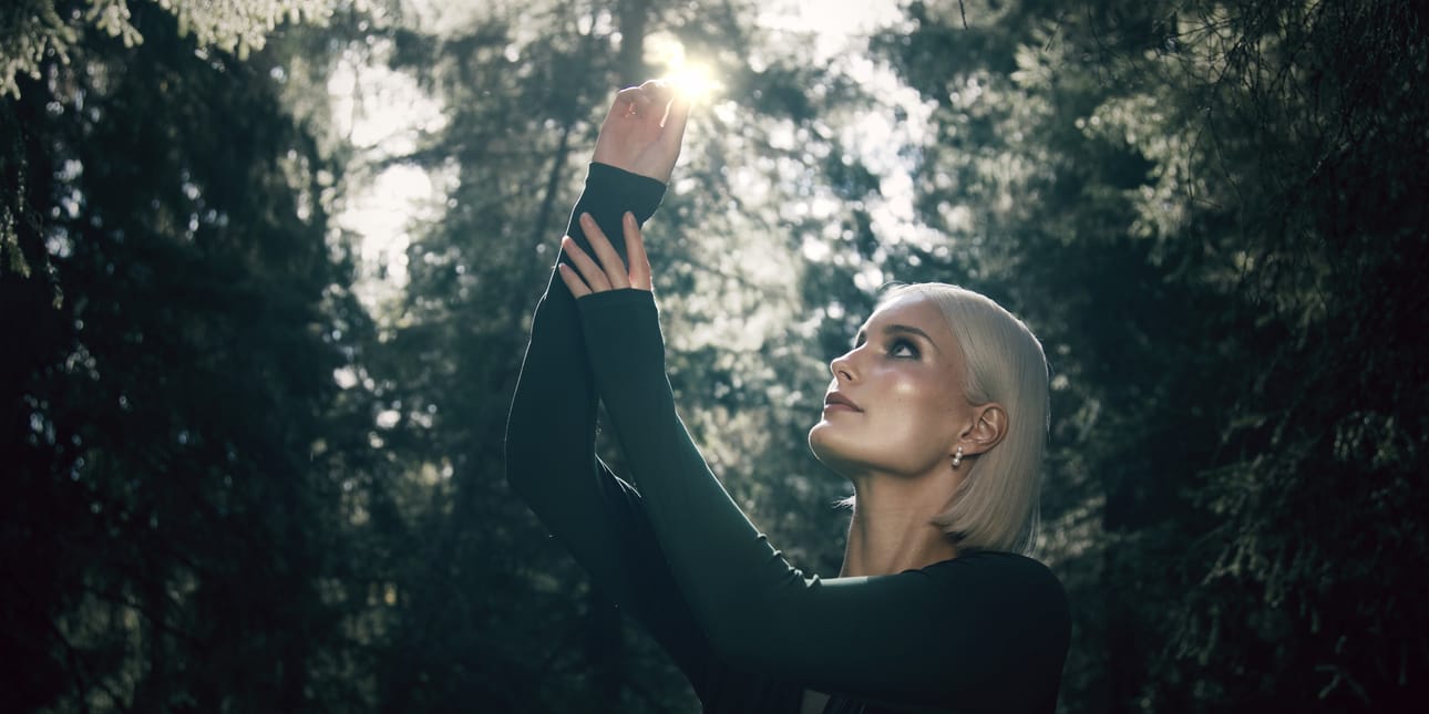 Malli Alisa Forslund esiintyy elokuvassa vehreässä jurvalaisessa metsässä.