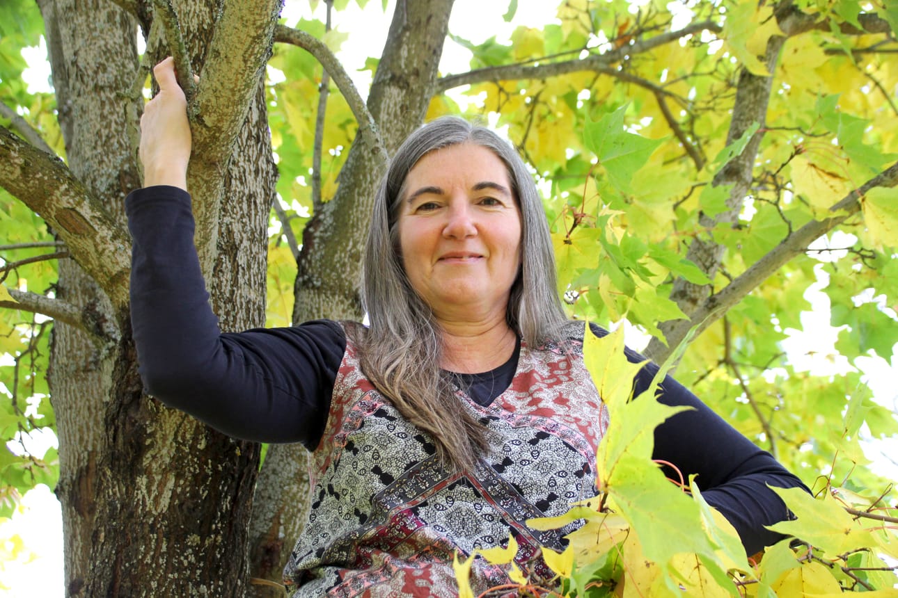 Syksyllä syntynyt Sandra Tokola nauttii syksystä, syyspuuhista ja hehkuvista väreistä.