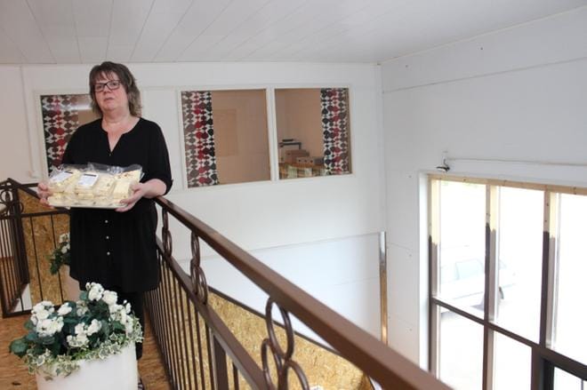 Päivi Rantakallio esittelee uutustuote vetajuustoa, joka ei ole kopio fetajuustosta. KUVA: LOTTA KALLIO