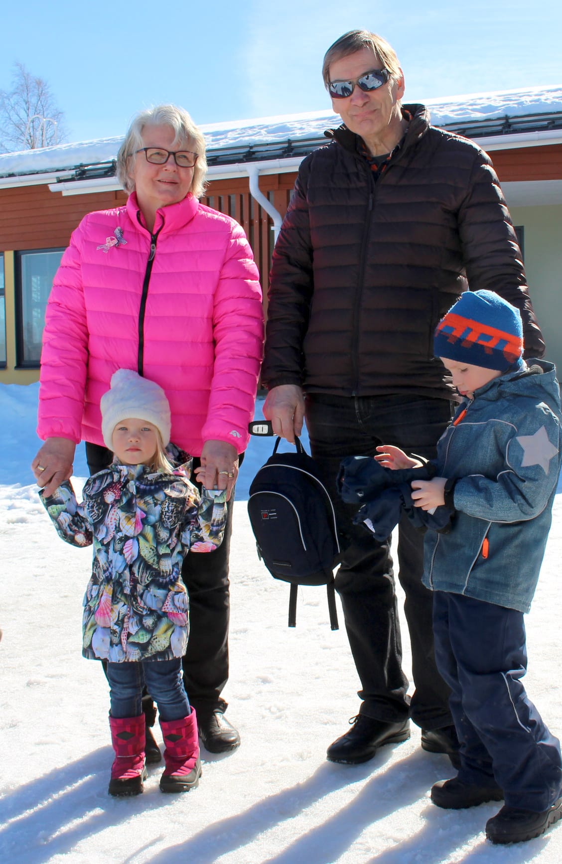 Marja-Leena ja Markku Tuuli olivat Kaislan kanssa hakemassa päivähoidosta Kaislan isoveli Jooaa. Samalla ihasteltiin uuden päiväkodin valoisuutta ja tilojen toimivuutta.