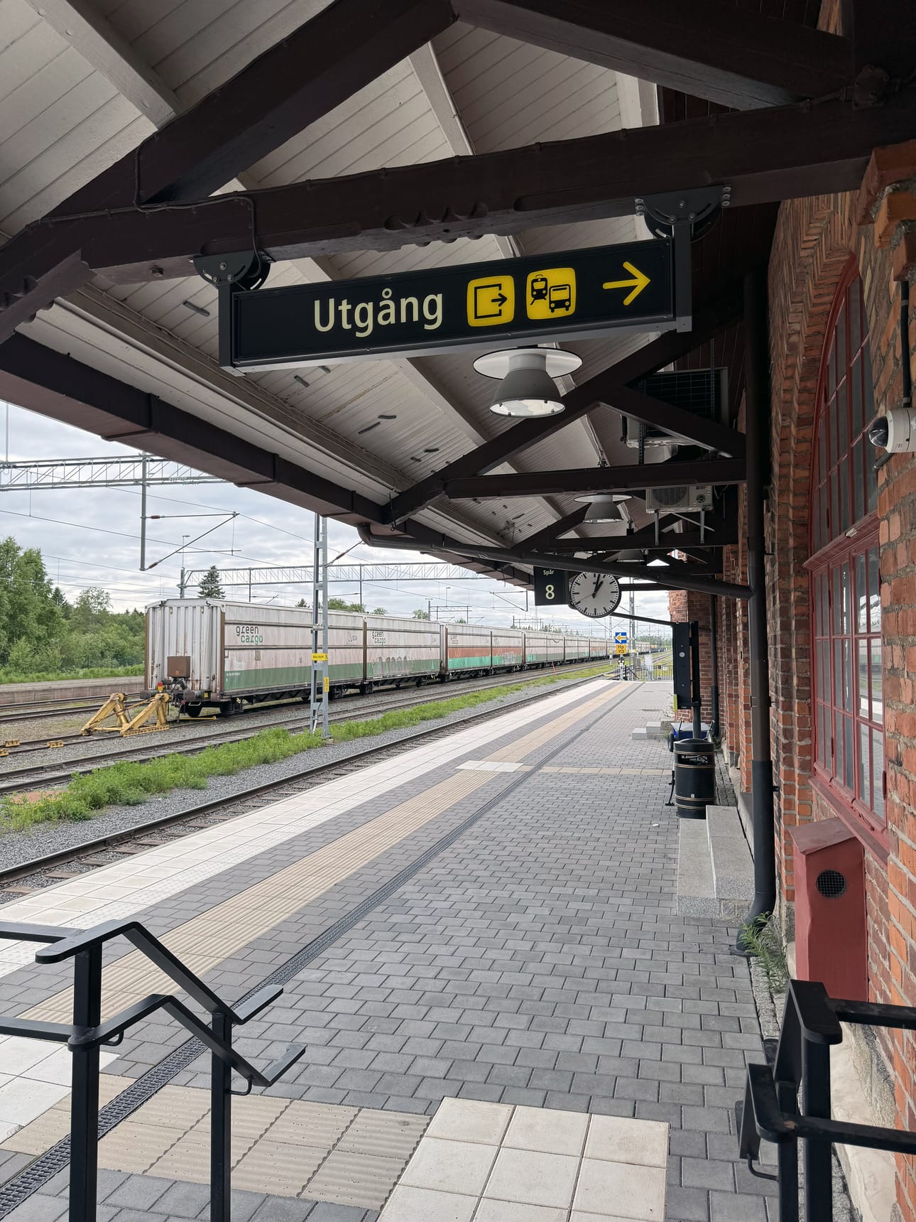 Haaparannan asemalle tulee ja sieltä lähtee useamman kerran päivässä junavuoro Kalixin kautta Luulajaan ja Bodeniin. Ns. Ruotsin laiturille pääsee kiipeämään asemarakennuksen kautta. Suomen junille on rakennettu vastaava laituri rakennuksen toiselle laidalle.