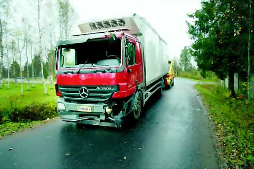 Kuvan kuorma-auto oli ensimmäisen kolarin toinen osapuoli.