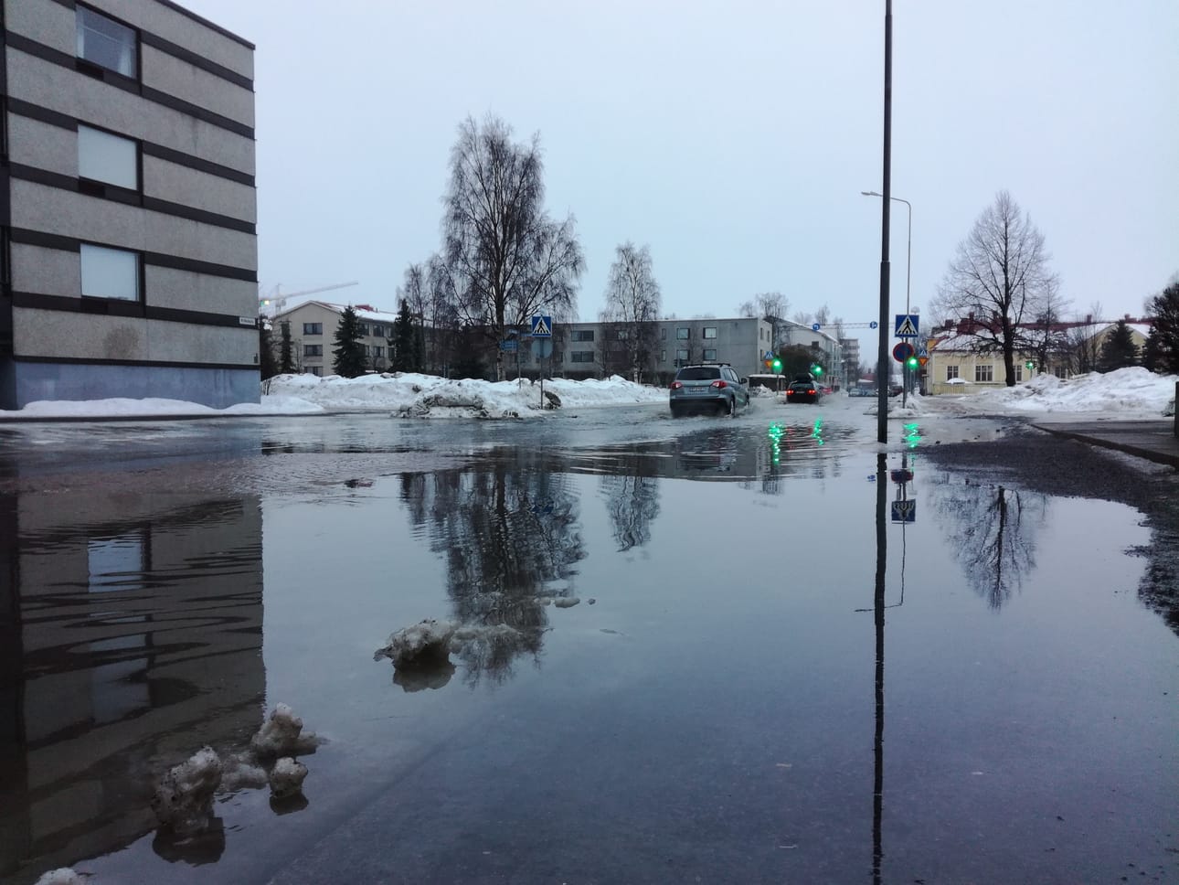 Oulun kadut ovat nyt täynnä lammikoita.