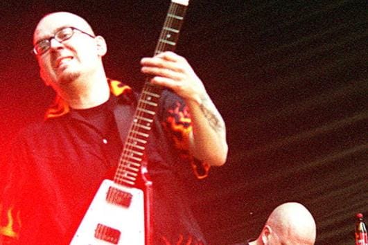 Timo Rautiainen & Trio Niskalaukausta pidetään ensimmäisenä suomenkielisenä kaupallisesti menestyneenä heavy-yhtyeenä. Kuva on Nummirockista vuonna 2001, kitarassa Karri Rämö (vas.) ja Timo Rautiainen. ARKISTOKUVA: JANNE NYYSSÖNEN