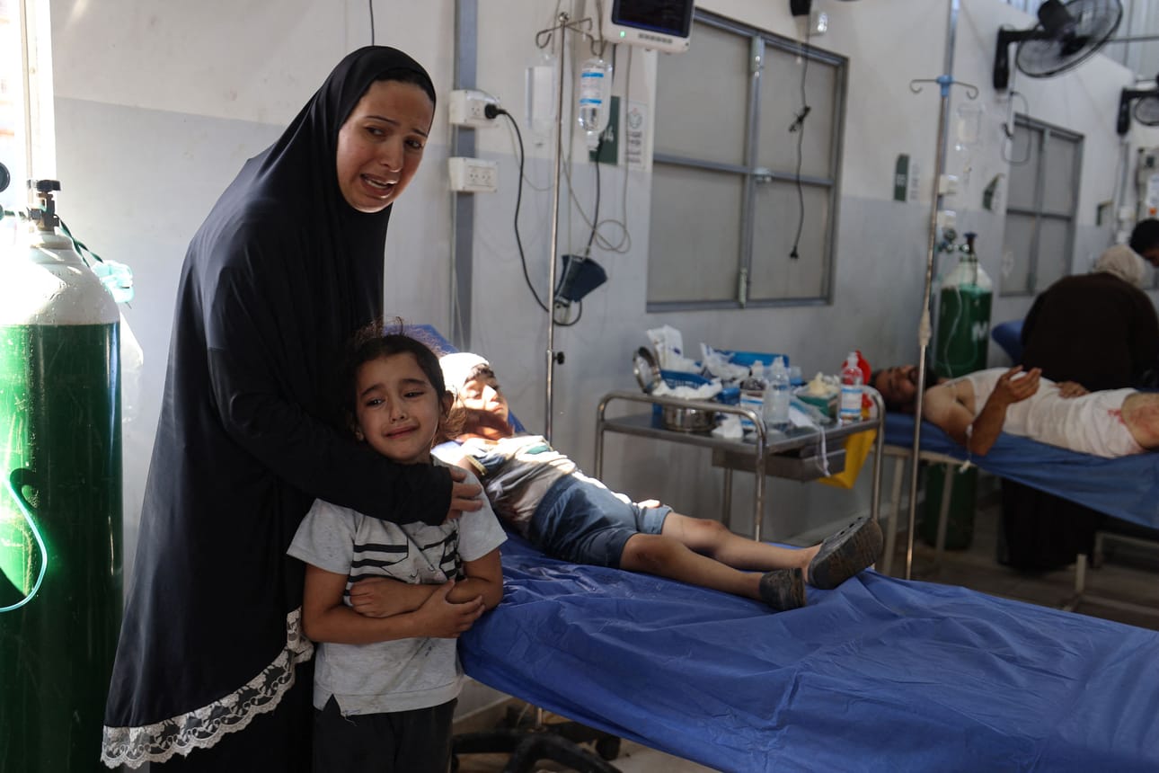 Palestiinalaisnainen ja lapset kuvattuna Al-Awdan sairaalassa Nuseiratissa Gazan kaistalla 13. heinäkuuta 2025.
