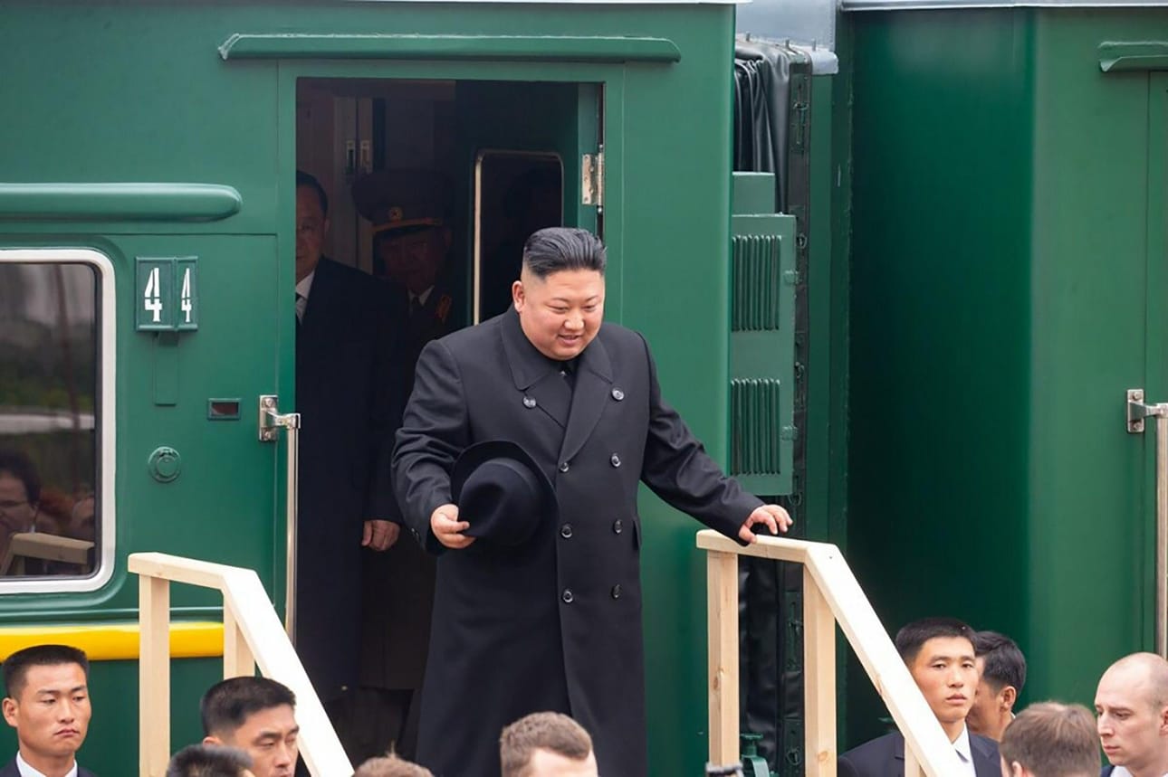 Pohjois-Korean johtaja Kim Jong-un kuvattiin vuonna 2019 astumassa ulos panssarijunastaan Venäjän Hasanissa lähellä Pohjois-Korean rajaa. LEHTIKUVA/AFP