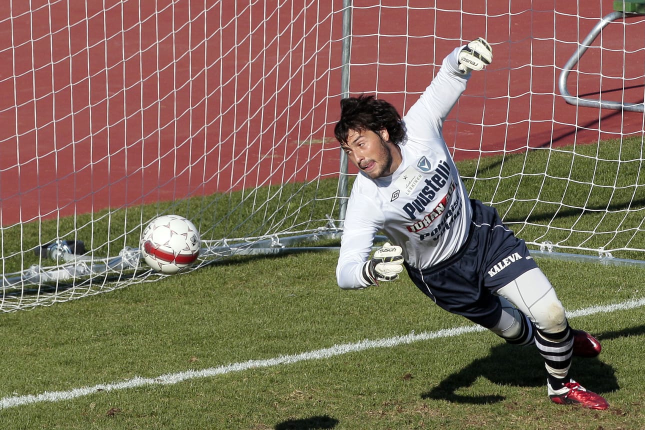 Jeremy Vuolo AC Oulun maalia vartioimassa elokuussa 2011.