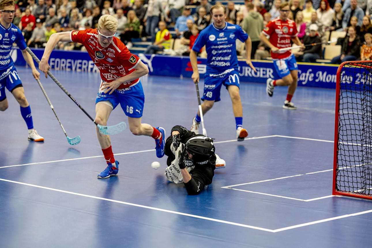 SPV:n Mikko Santanen ahdistelee Jymyn maalivahti Aki Karjalaista.