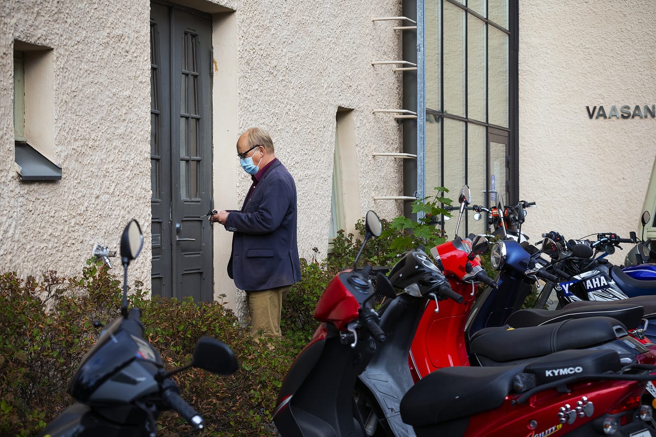 Vaasan lyseon lukion rehtori Jaakko Perttu sanoo, että etäopetukseen voidaan siirtyä teknisesti, mutta tilanne on henkisesti kuormittava. Arkistokuva