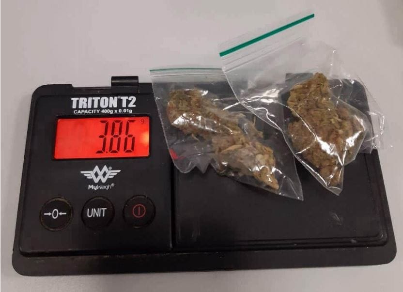Pakoautosta takavarikoituja kannabispussukoita.
