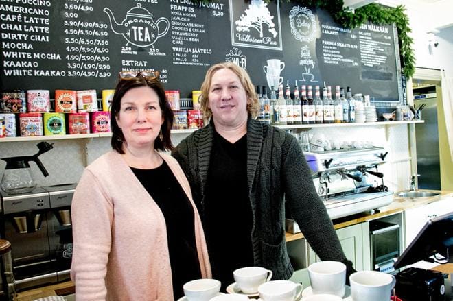 Kahvila-ravintola Valkoisen Puun omistajapariskunta Kirsi ja Mark Heidt ovat laatineet rokotuksiin kriittisesti suhtautuvan vetoomuksen kansanedustajille.