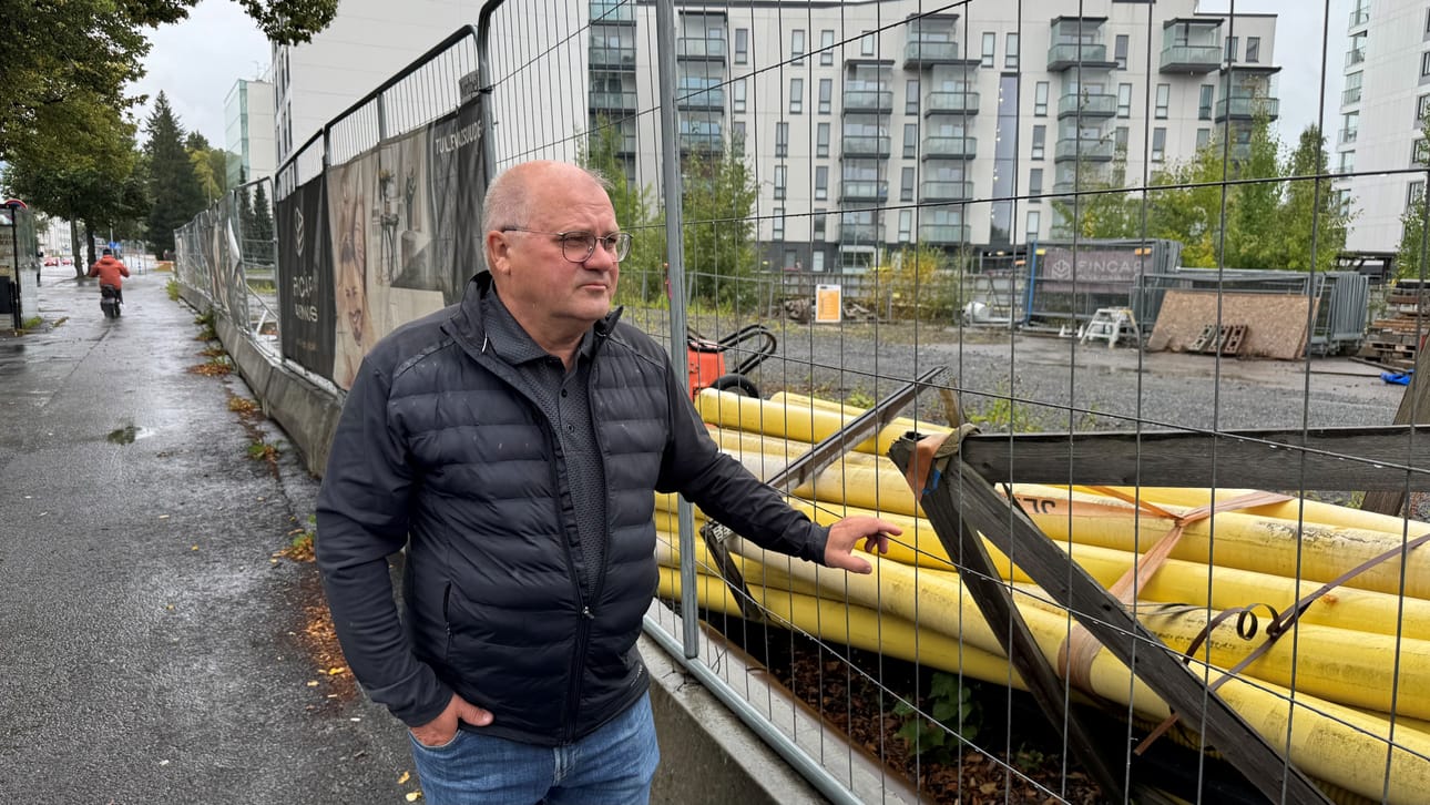 Seinäjoen kaupunkiympäristölautakunnan puheenjohtaja Kari Homi haluaa, että rakentamattomat tontit siistitään kaupunkikuvan kohentamisen vuoksi. Kuva aseman seudulta entisen Halpahallin tontilta.