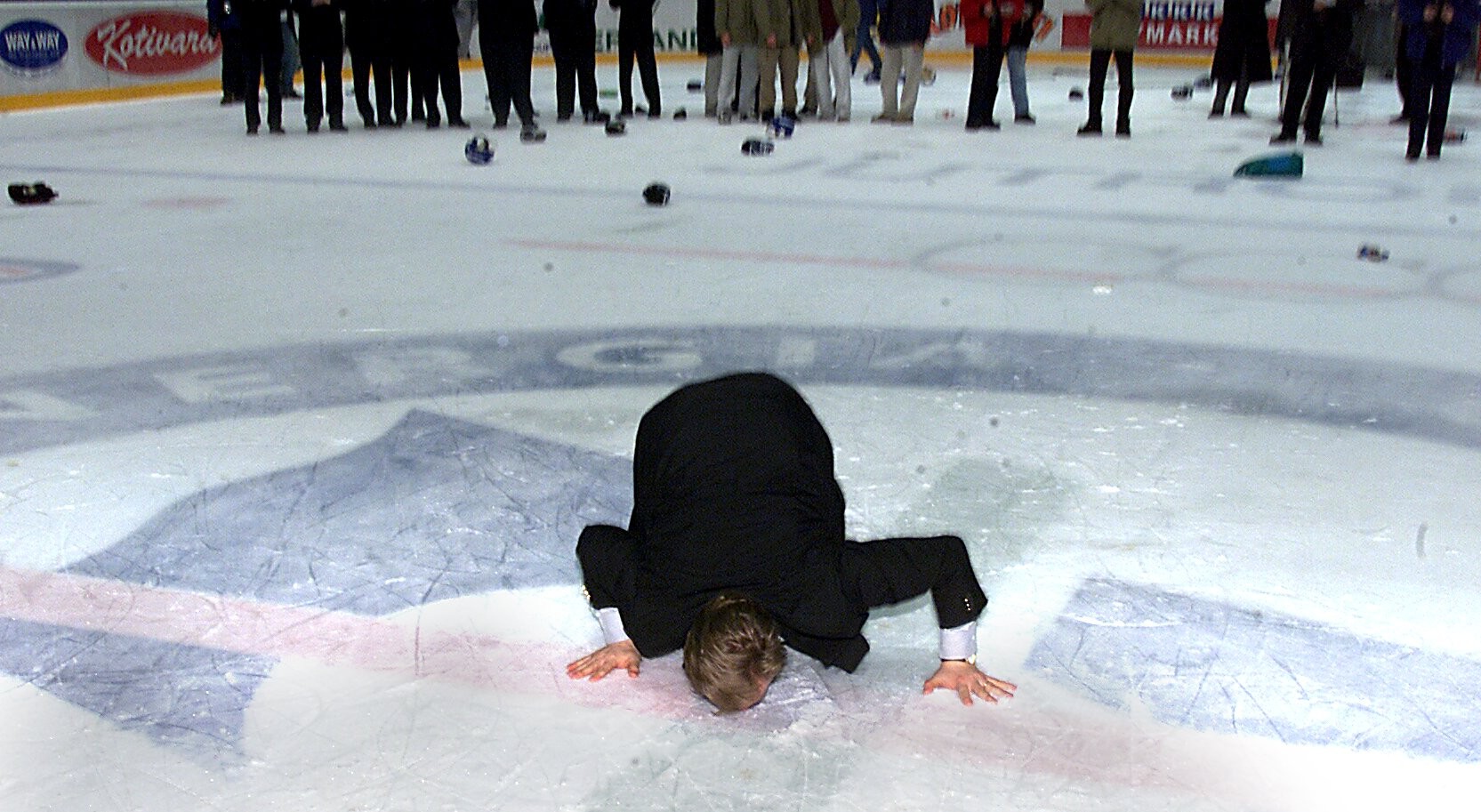 Juha Junno suuteli Raksilan jäätä 11.4.2000, kun Kärppien nousu SM-liigaan varmistui.