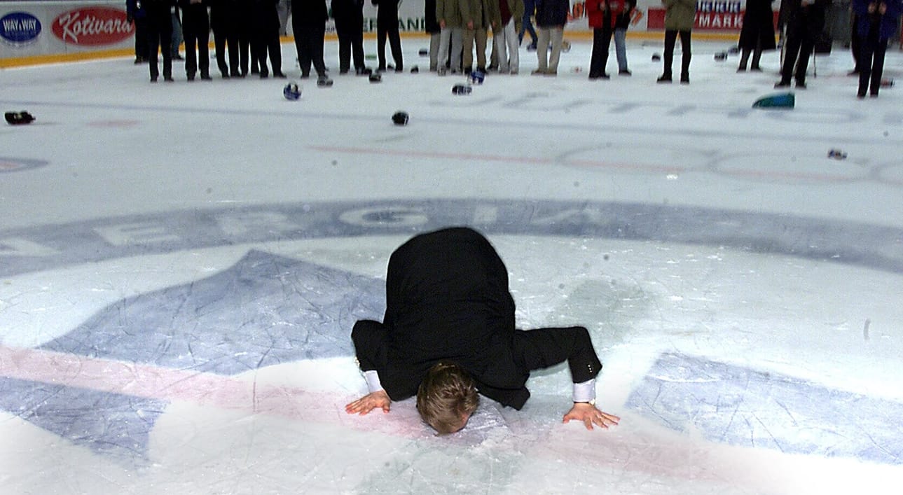 Juha Junno suuteli Raksilan jäätä 11.4.2000, kun Kärppien nousu SM-liigaan varmistui.