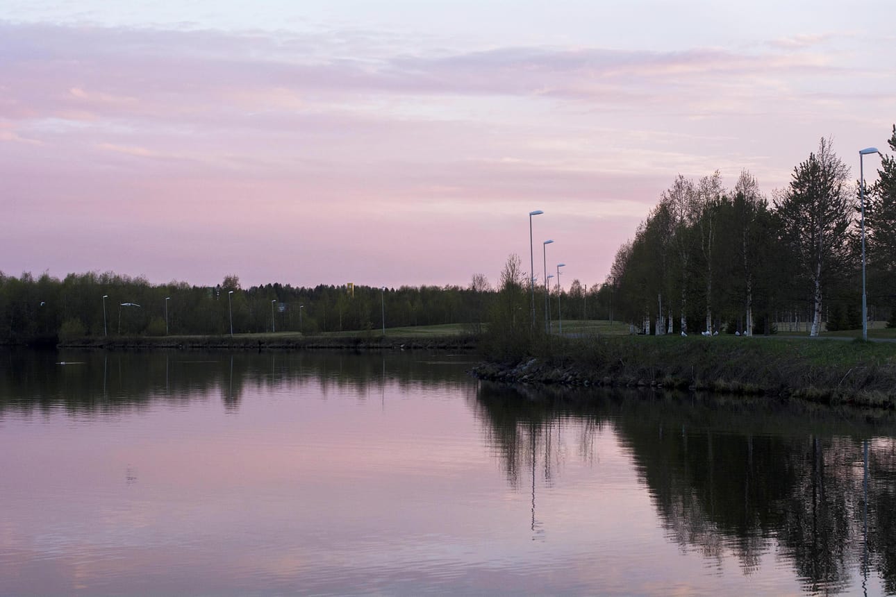 Kuusamon energia- ja vesiosuuskunta hakee lupaa käsiteltyjen jätevesien johtamiselle edelleen Torankijärveen. Viranomaisten tehtävänä on nyt punnita, voidaanko EU:n vesidirektiivin tavoitetta Torankijärven kohdalla lieventää hyvästä tyydyttäväksi.