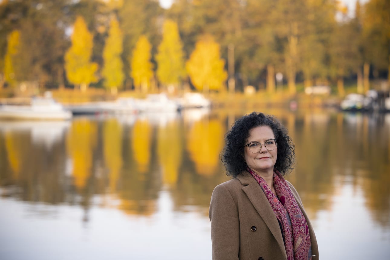 – Tässä työssä pitää olla päättäväisyyttä, taistelutahtoa ja positiivista elämänasennetta. Tapanani on johtaa läheltä, ei kaukaa. Olen eturivin taistelija kyynärpäät savessa, sanoo Minna Martikainen.