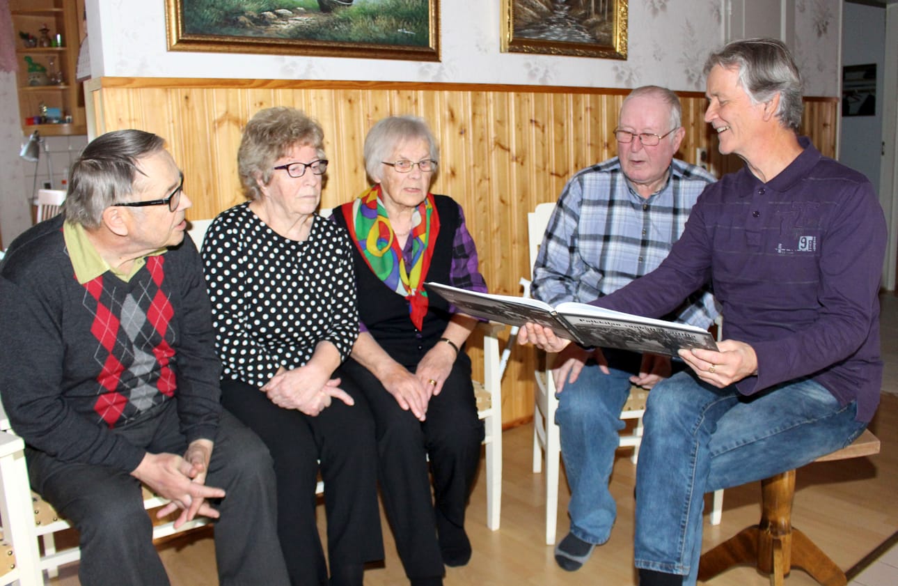Pulkkilan kirkonkylän asioita muistelivat Antti Sarkkinen, Eeva Huttunen, Aune Konola, Mikko Träskelin ja Pekka Kyöstilä. Monet muistot on tallennettu talteen toissa kesänä julkaistuun Pulkkilan vanhalla raitilla-kirjaan.