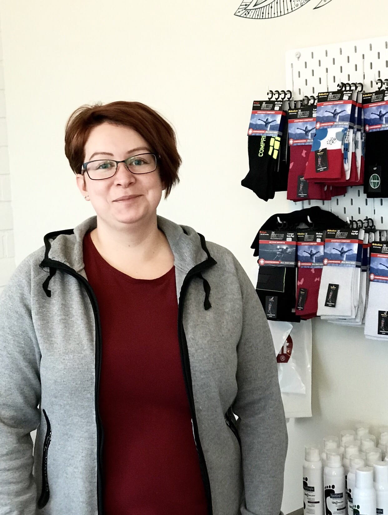 Yrittäjäjärjestön vaikuttamisen tuloksena työntekijän palkkaaminen helpottui viime vuonna. Jalkahoitola Jennikkää pyörittävä Jenni Kujala on toiminut koko parivuotisen yrittäjäuransa ajan yksin, mutta ei poissulje vaihtoehtoa, etteikö Jennikässä voisi joskus tulevaisuudessa toimia useampi työntekijä.