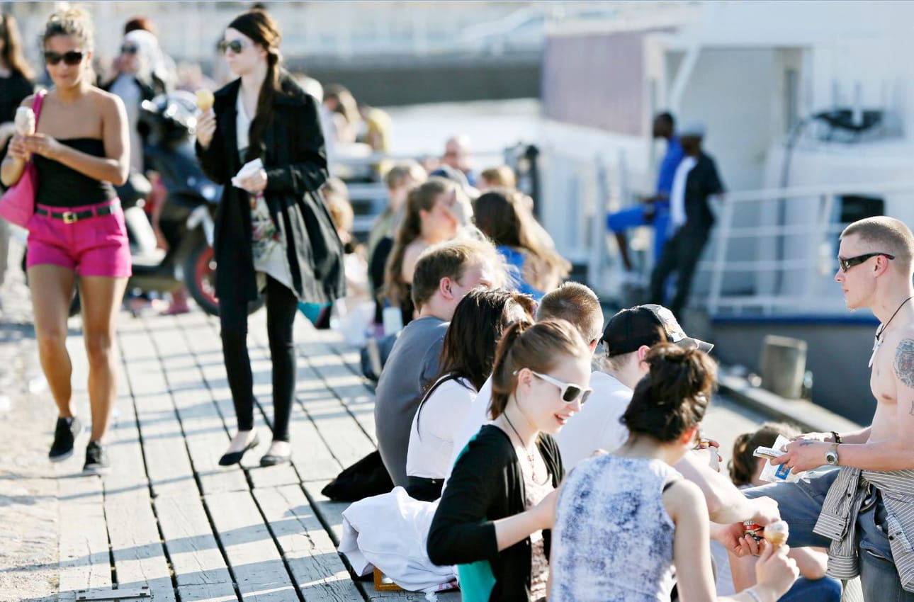 Ihmeellinen helleaalto houkutti viikonloppuna rannoille, puistoihin ja patioille.