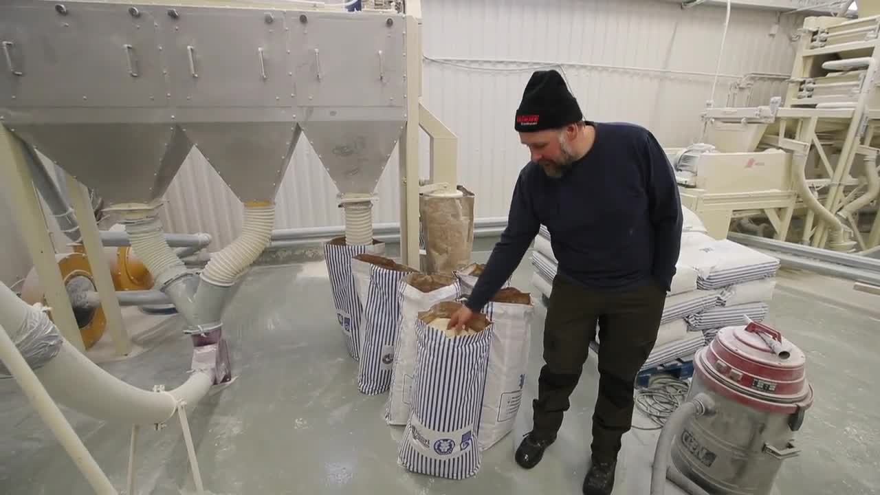 Tyrnävän myllyssä jauhetaan viljaa oman pellon viljasta