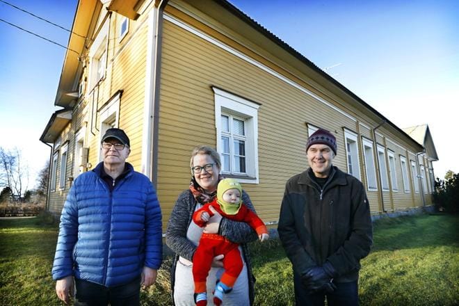 Kosti Ketelä, Lotta Airila ja Urho-poika sekä Antti Mäki-Latvala ovat ylpeitä entisestä Harjunmäen koulusta eli nykyisestä Könnin kylätalosta, joka on ollut viimeiset vuodet kyläyhteisön sydän. KUVA: JOUKO HÄNNINEN