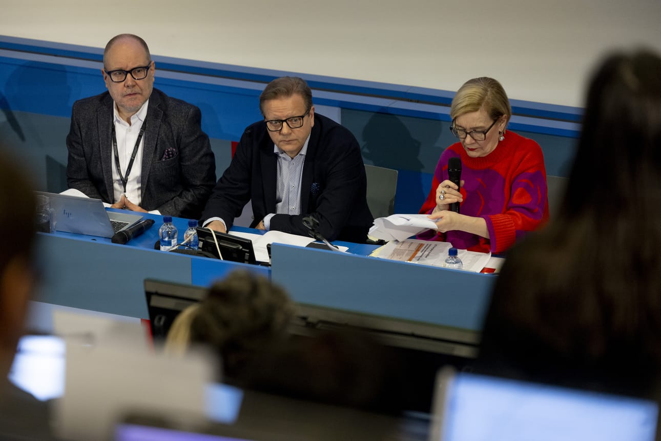 Etelä-Pohjanmaan aluevaltuuston puheenjohtaja Paula Risikko lukeutuu aluevaltuutettuihin, jotka jättivät eriävän mielipiteen vuodeosastojen lakkauttamisia ja niihin kytkeytyviä muutoksia koskevaan päätökseen. Kuvassa myös aluehallituksen puheenjohtaja Lasse Hautala ja hyvinvointialuejohtaja Tero Järvinen.